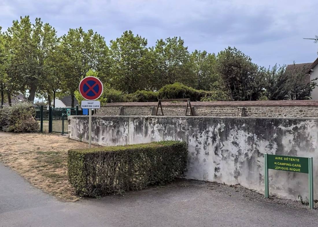 Stellplatz Montmarault — Sp. parking dla kamperów in Montmarault