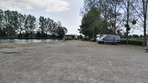 Stellplatz am Kanal Melay — Campervan Site in Melay