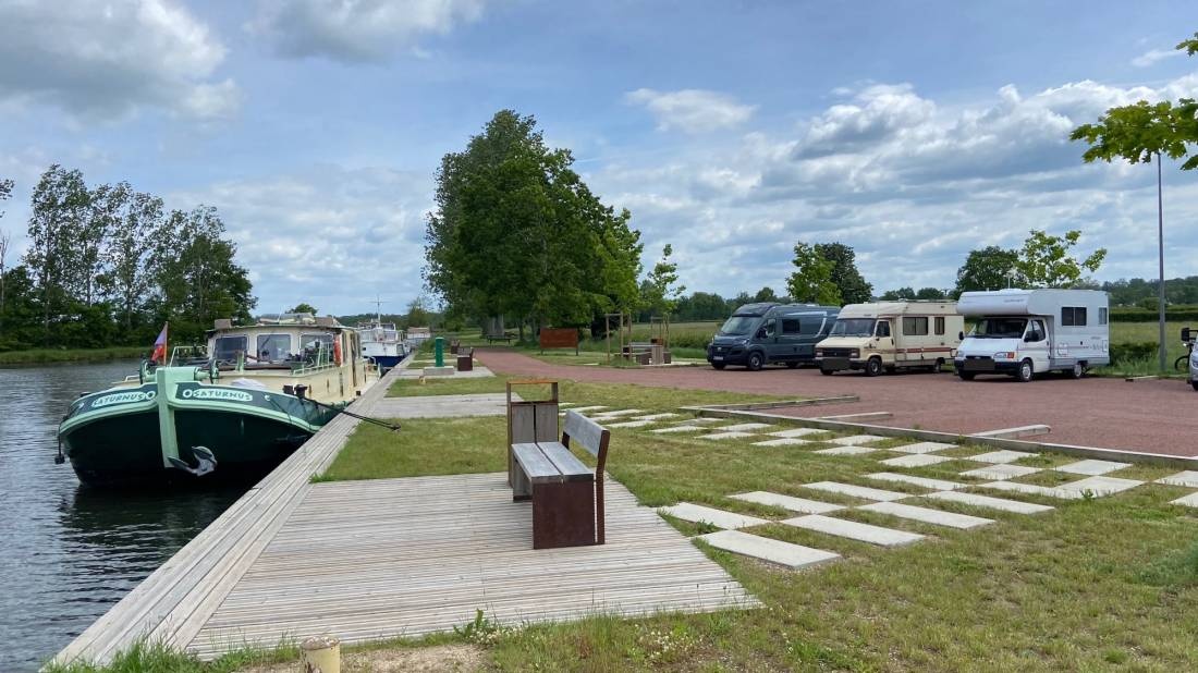 Stellplatz am Kanal Melay — Camperplads in Melay