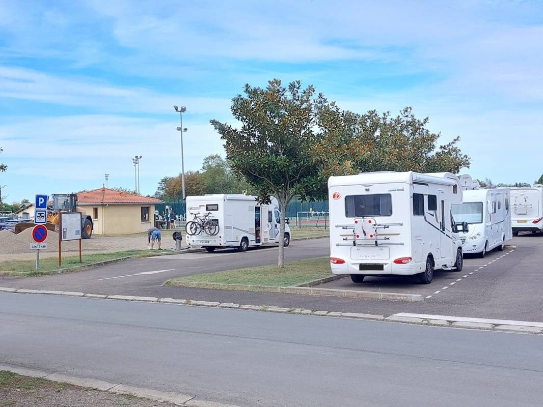 Aire de camping-cars — Sítio para autocaravanas in Villeneuve-de-Marsan