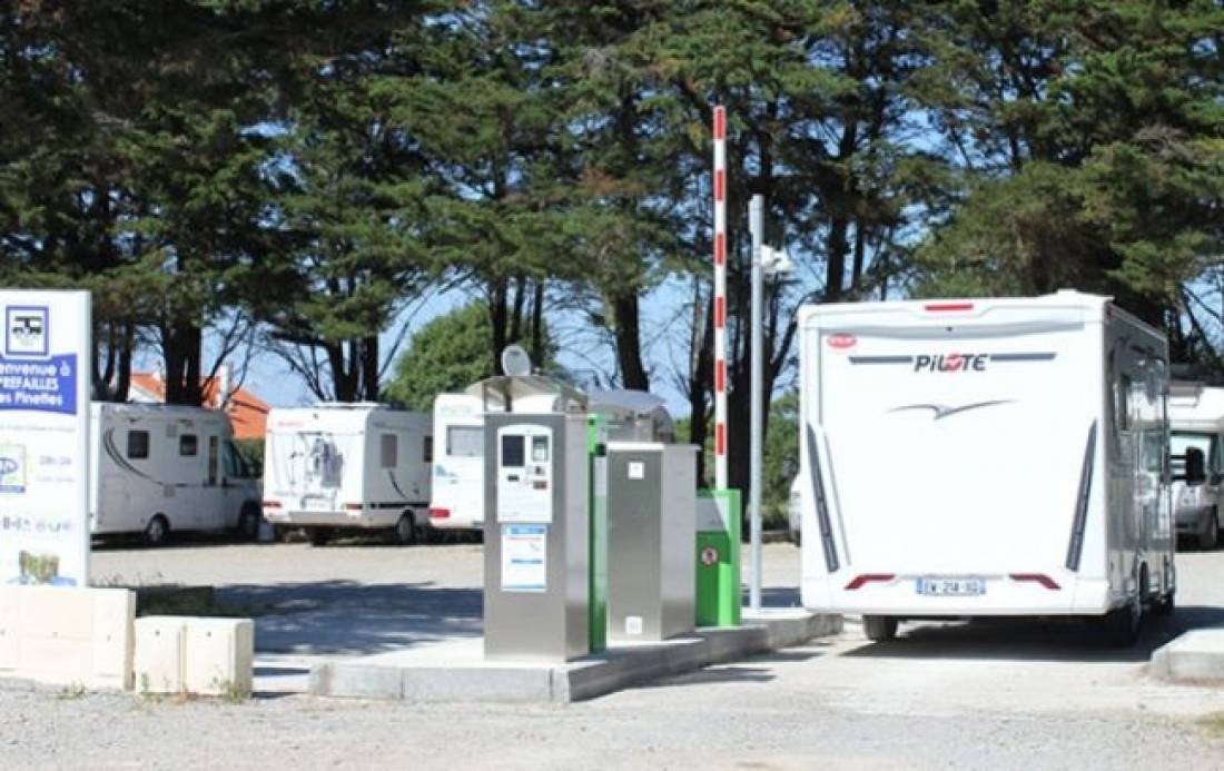 Aire CAMPING-CAR PARK Les Pinettes — Sp. parking dla kamperów in Préfailles