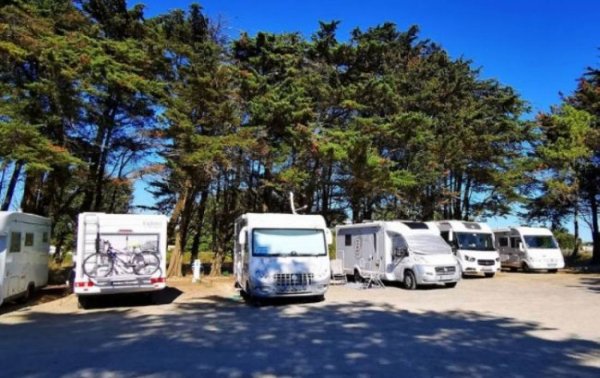 Aire CAMPING-CAR PARK Les Pinettes — Photo 2