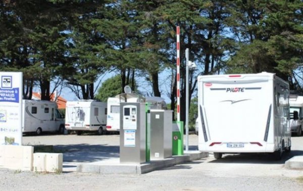 Aire CAMPING-CAR PARK Les Pinettes — Photo 3