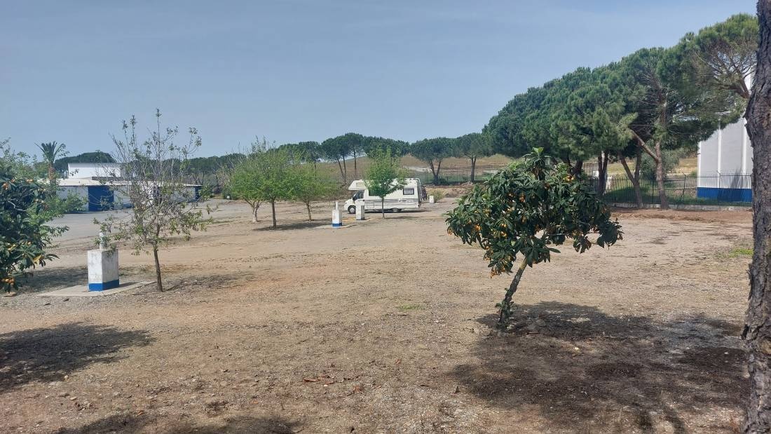 Parque de autocaravanas da Quinta da Cerca - Messejana — Campervan Site in Messejana