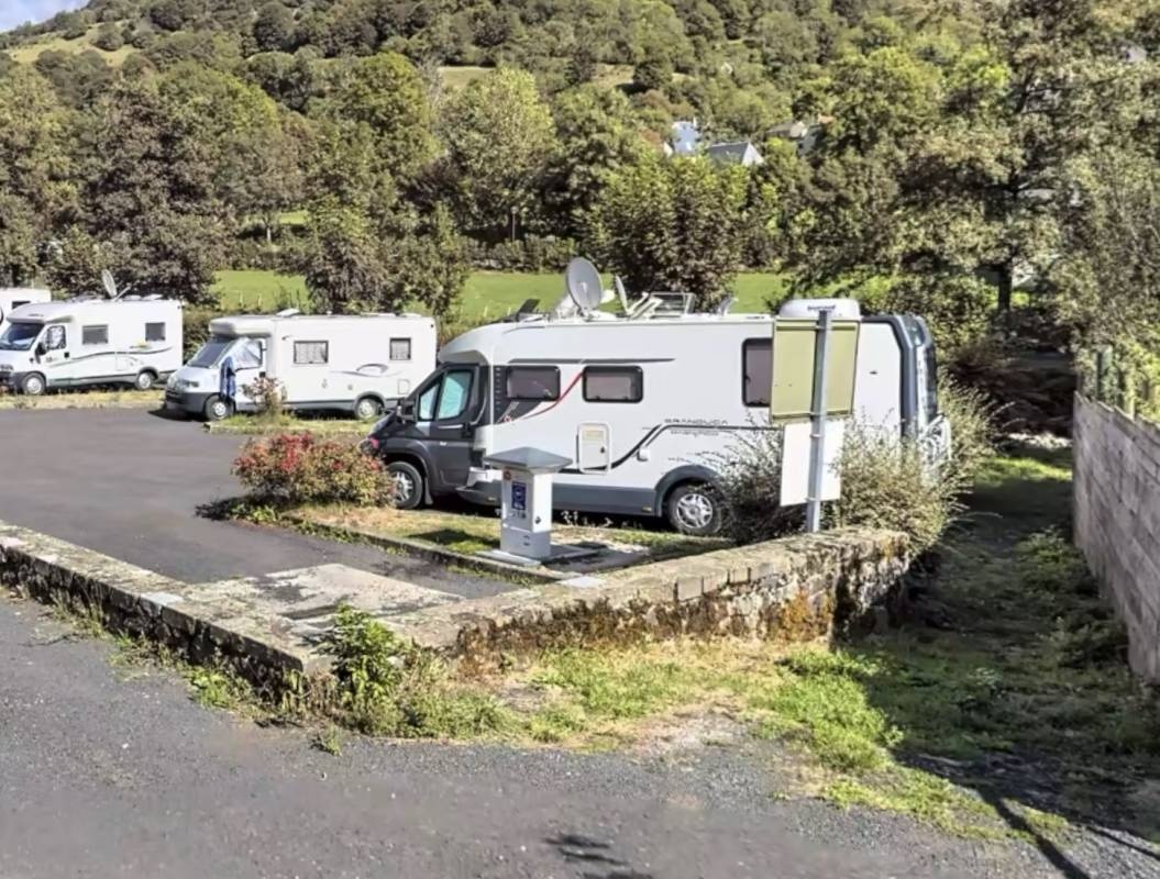 WoMo Stellplatz Mandailles-Saint-Julien — Campervan Site in Mandailles-Saint-Julien