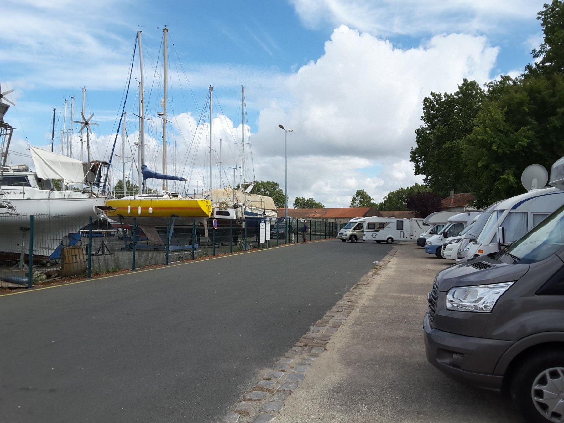 WoMo Stellplatz Chemin de la Vieille Forme Rochefort — Campervan Site in Rochefort