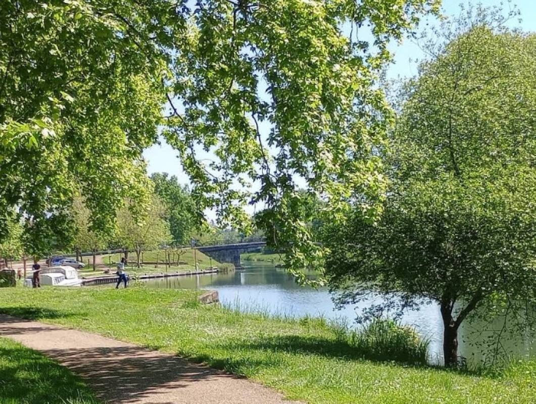 Aire de camping-cars de Villeton — Місце для кемперів in Villeton