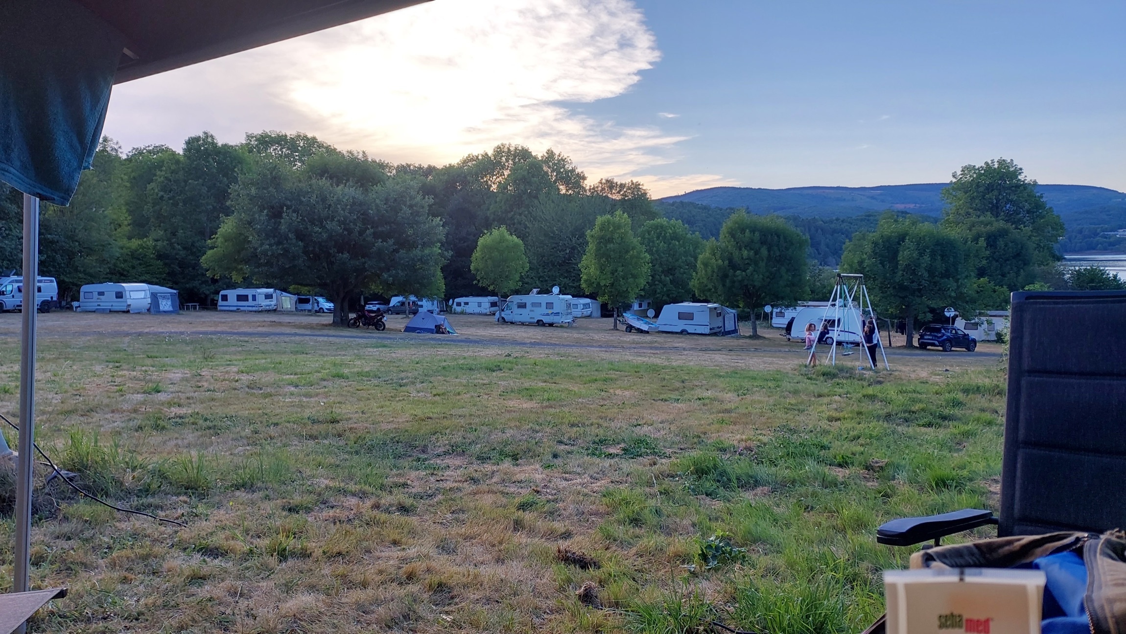 Camping Les Rives du Lac du Laouzas — Місце для кемпінгу in Nages