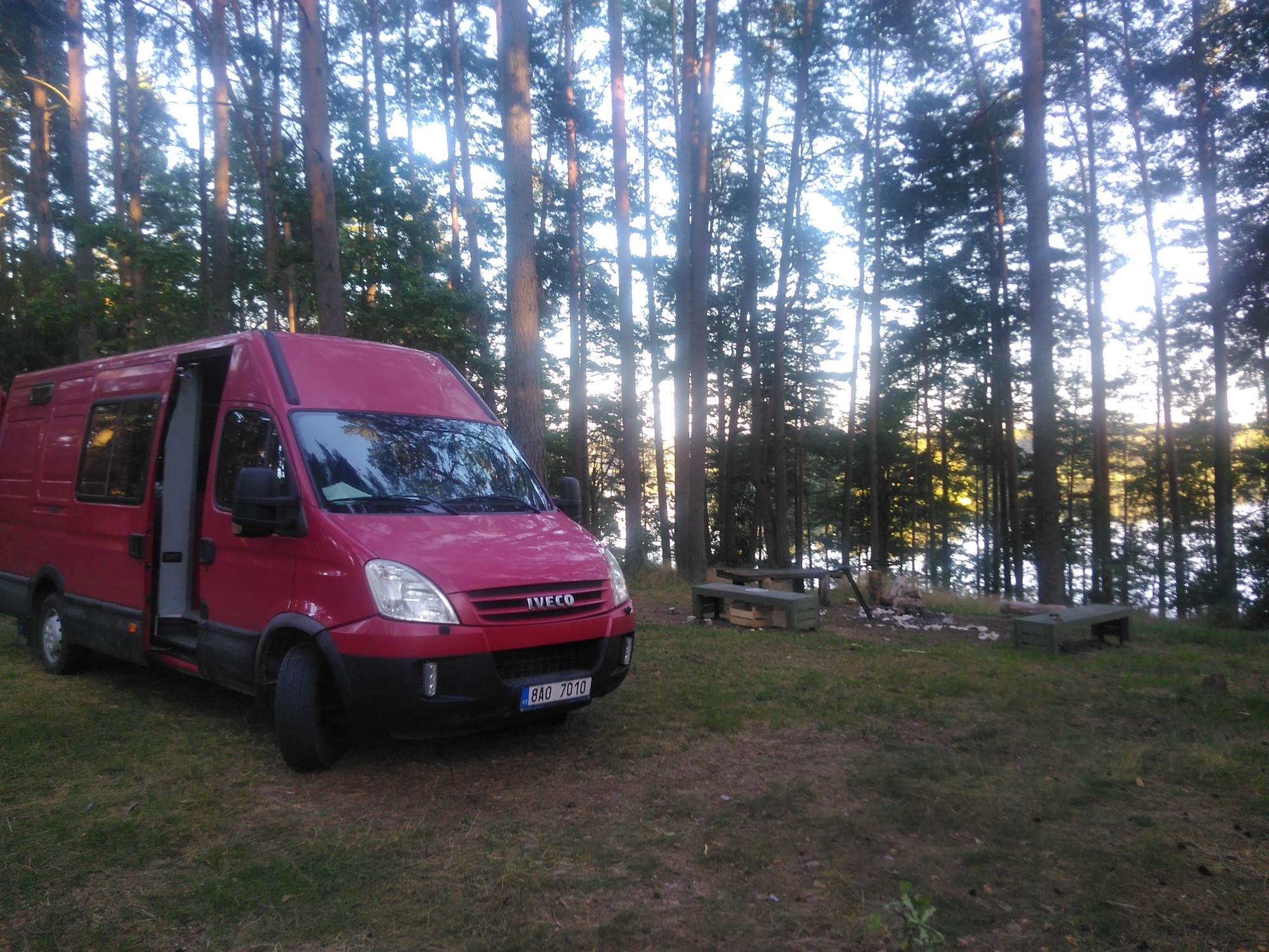 Forest at lake — Sítio de acampamento in Stirniai
