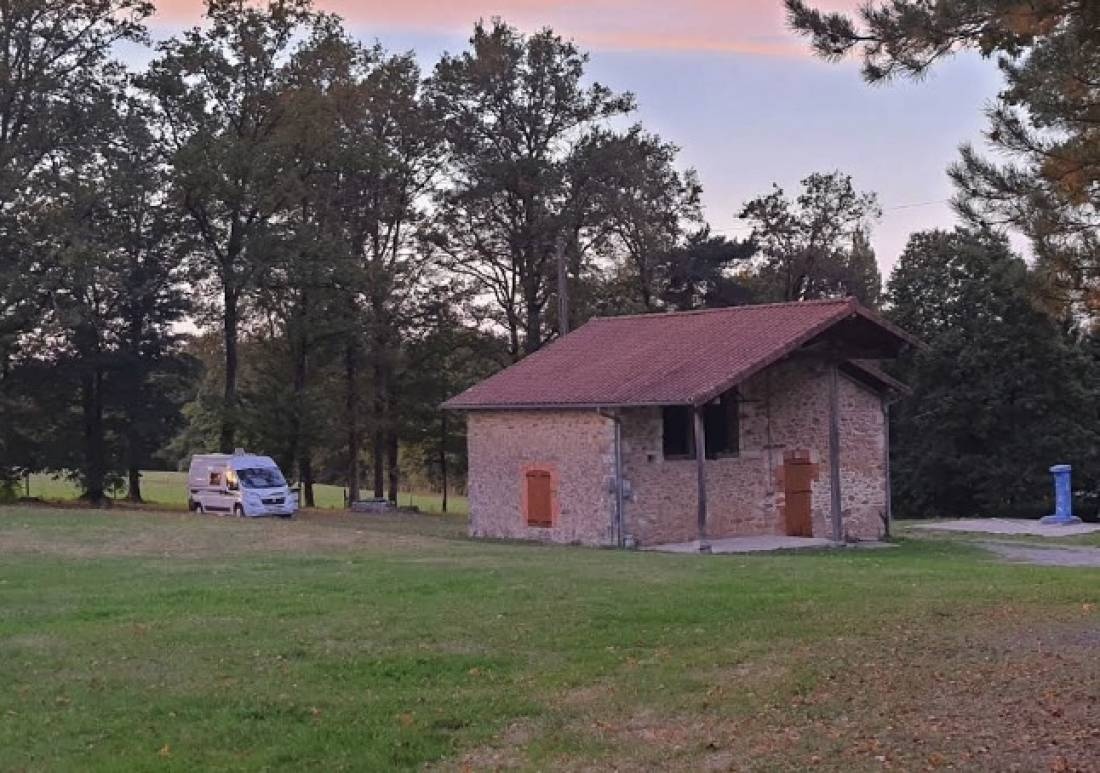Stellplatz Les-Salles-Lavauguyon — Campervan Site in Les Salles-Lavauguyon