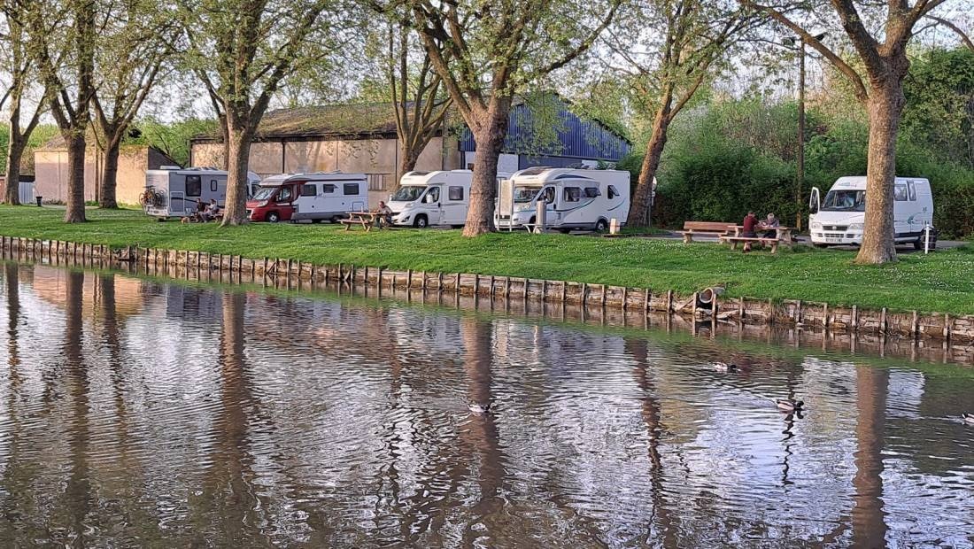 Aire de camping-cars — Sítio para autocaravanas in Mehun-sur-Yèvre
