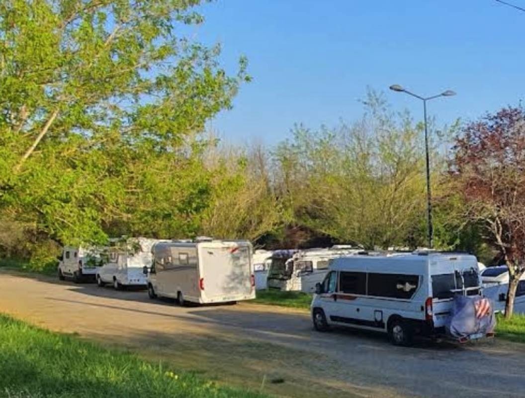 Stellplatz Cordes-sur-Ciel — 露营车营地 in Cordes-sur-Ciel