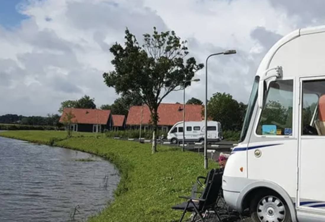 Camperpark Dokkum, 't Dockumer Grootdiep — Stellplatz in Oostrum