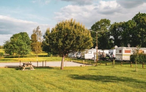 Aire de camping car Saint-Genis-de-Saintonge — Photo 2