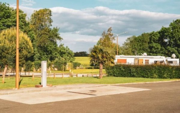 Aire de camping car Saint-Genis-de-Saintonge — Фото 4