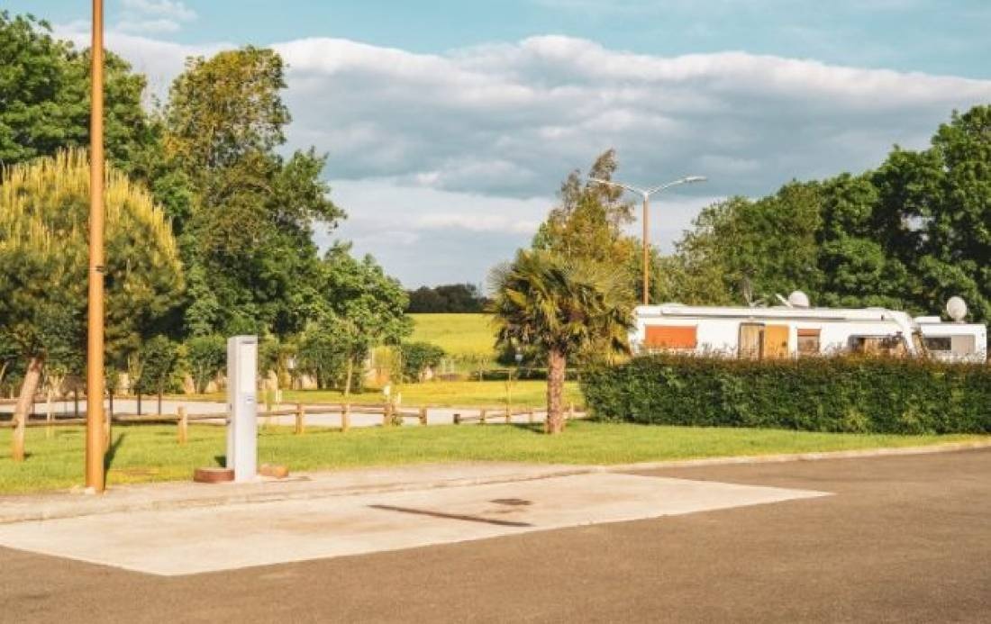 Aire de camping car Saint-Genis-de-Saintonge — Campervan Site in Saint-Genis-de-Saintonge