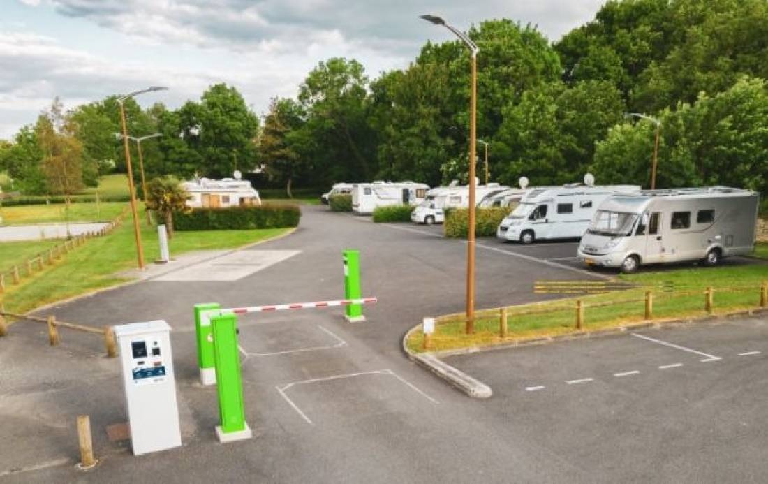 Aire de camping car Saint-Genis-de-Saintonge — Місце для кемперів in Saint-Genis-de-Saintonge