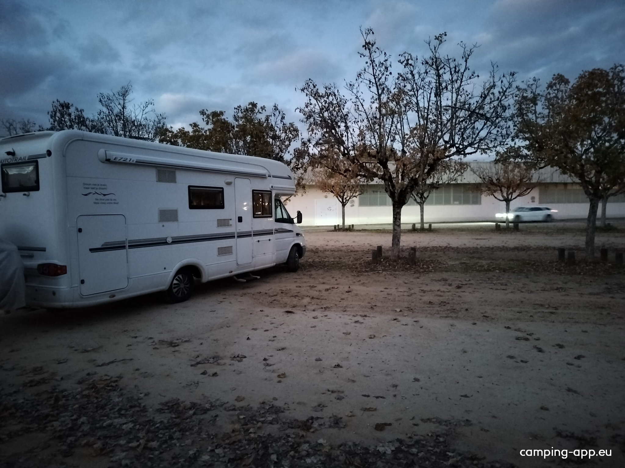 Stellplatz Lezay — Karavan Sitesi in Lezay