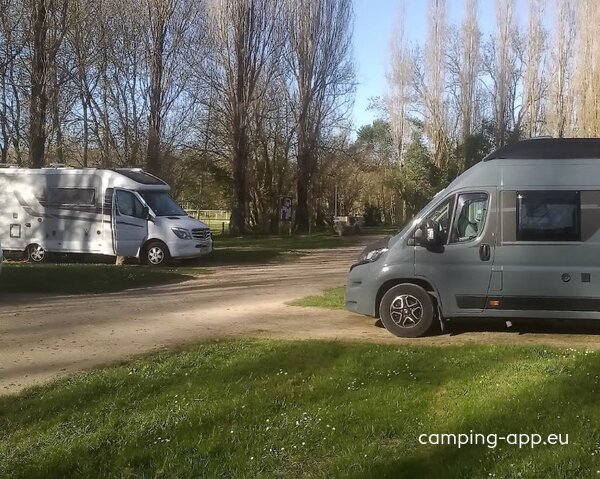 Stellplatz Château-Larcher — Foto 3