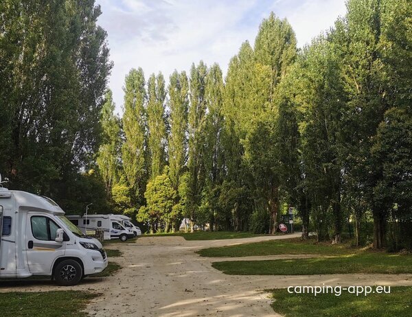 Stellplatz Château-Larcher — Foto 2