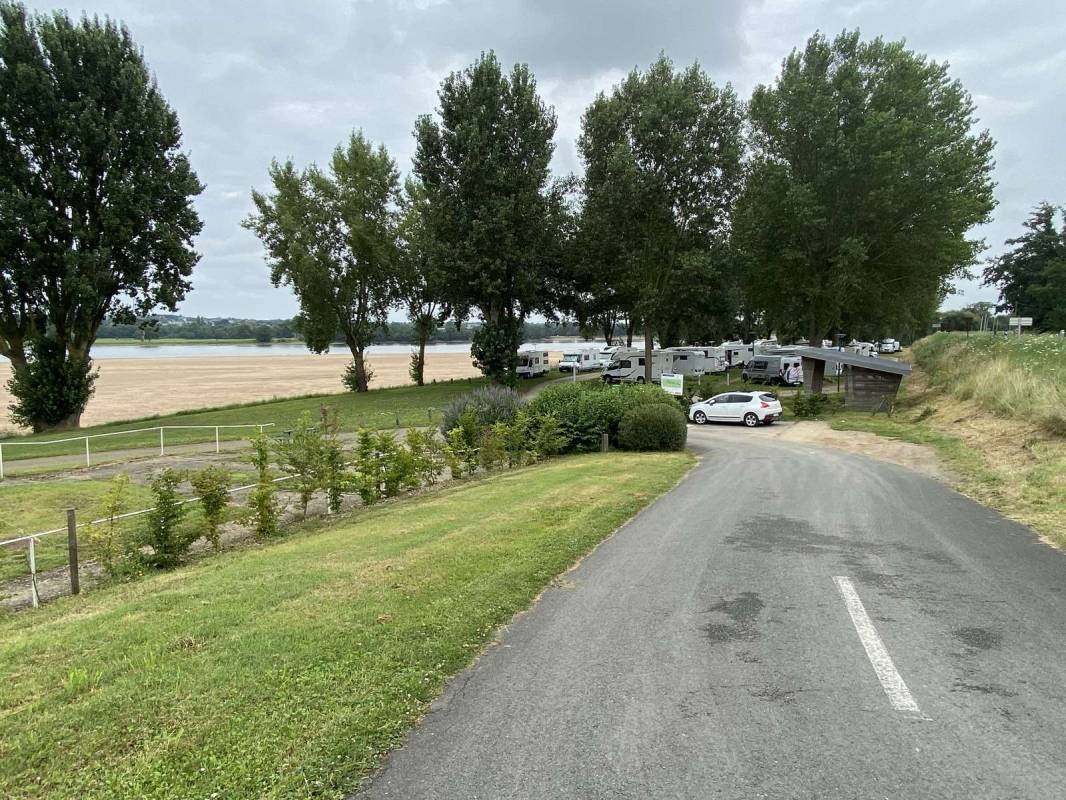 Aire CAMPING-CAR PARK de Scorbé-Clairvaux — Kamp yeri in Mauges-sur-Loire