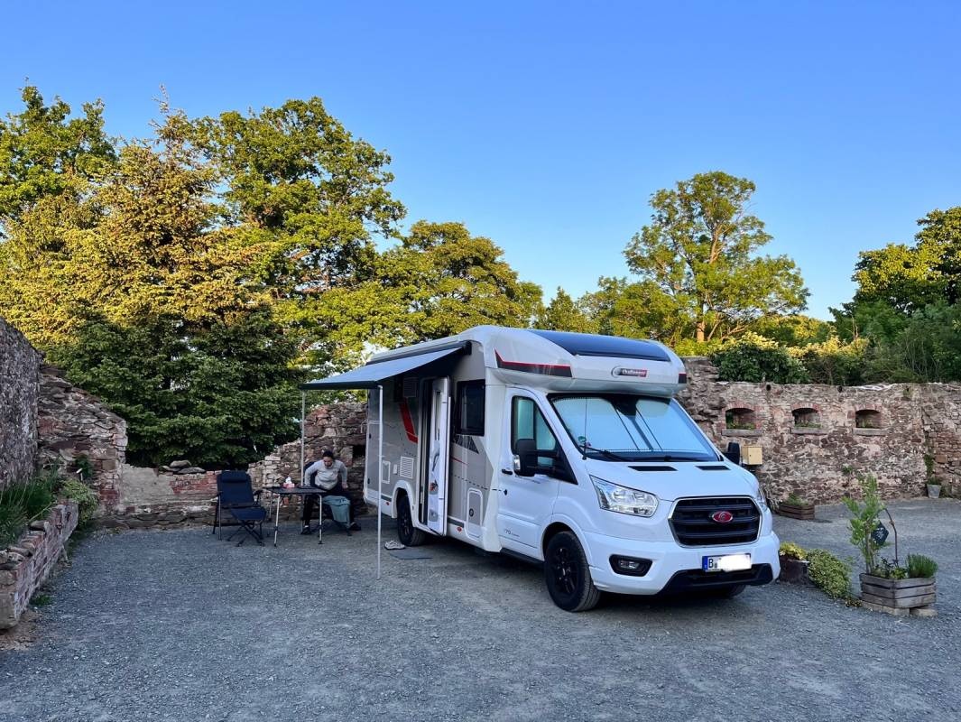 Wohnmobilstellplatz Alte Heuschupfe — Campervan Site in Lederhose