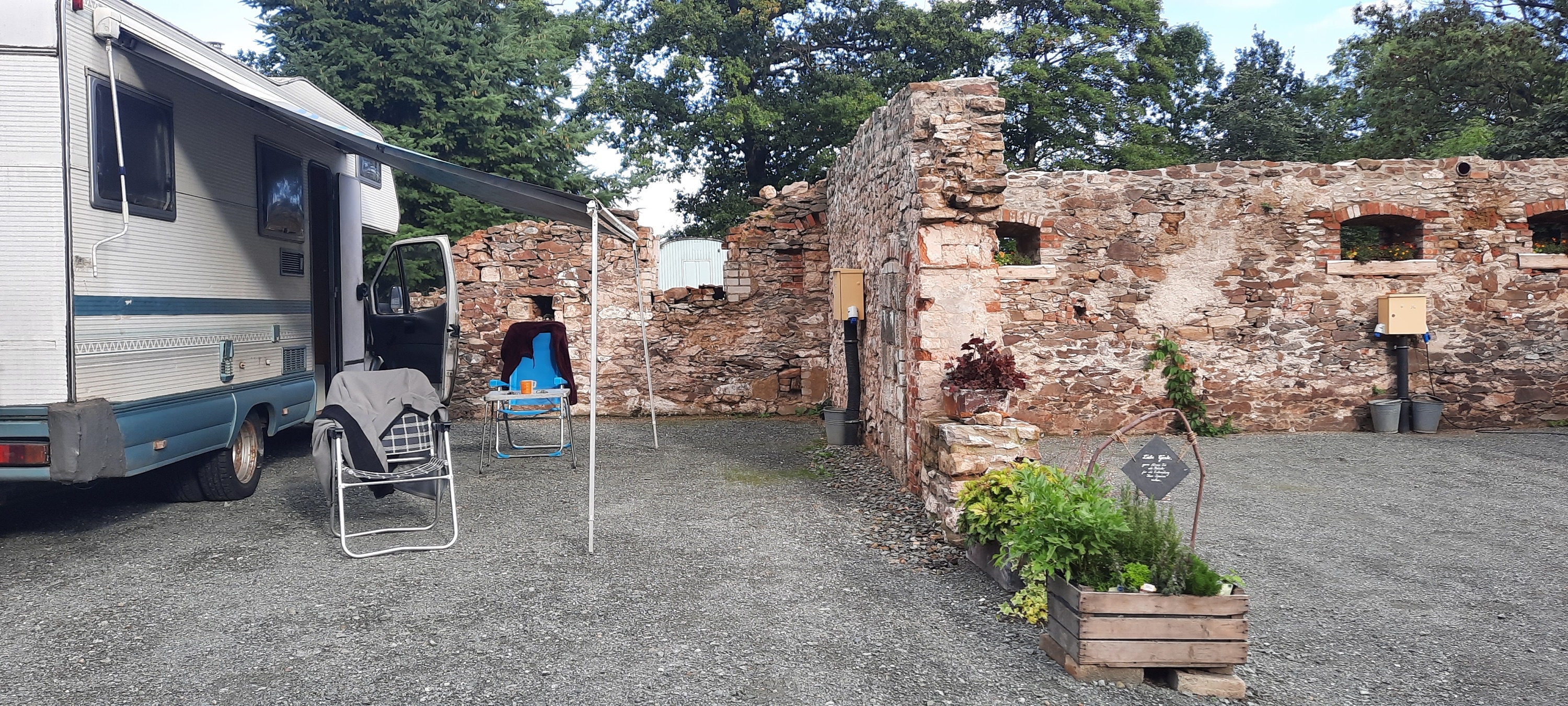 Wohnmobilstellplatz Alte Heuschupfe — Campervan Site in Lederhose