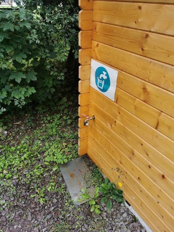 Caravanstellplatz am Natursteinbad — Ställplats in Schwarzatal