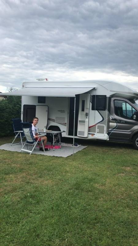 Caravanstellplatz am Natursteinbad — Aire camping car in Schwarzatal
