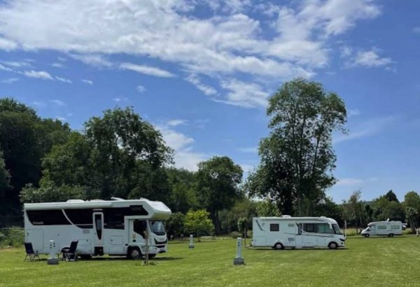 WoMo Stellplatz Bourdeilles — Foto 2