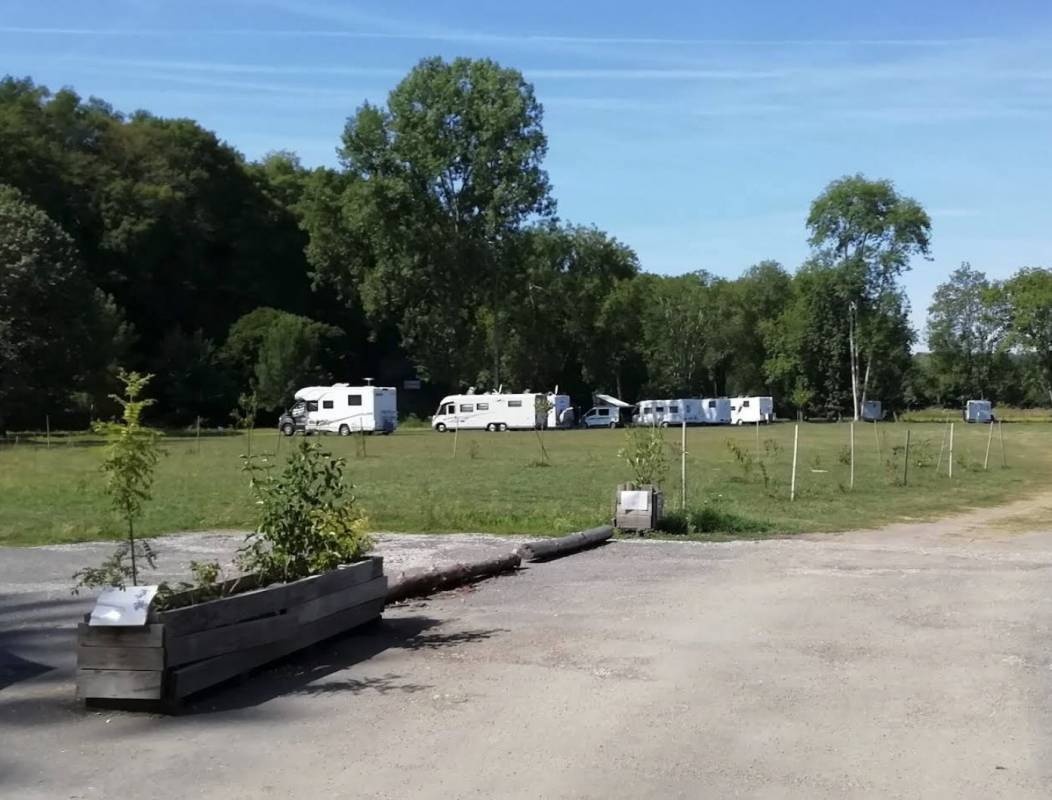 WoMo Stellplatz Bourdeilles — Area Autocaravanas in Bourdeilles