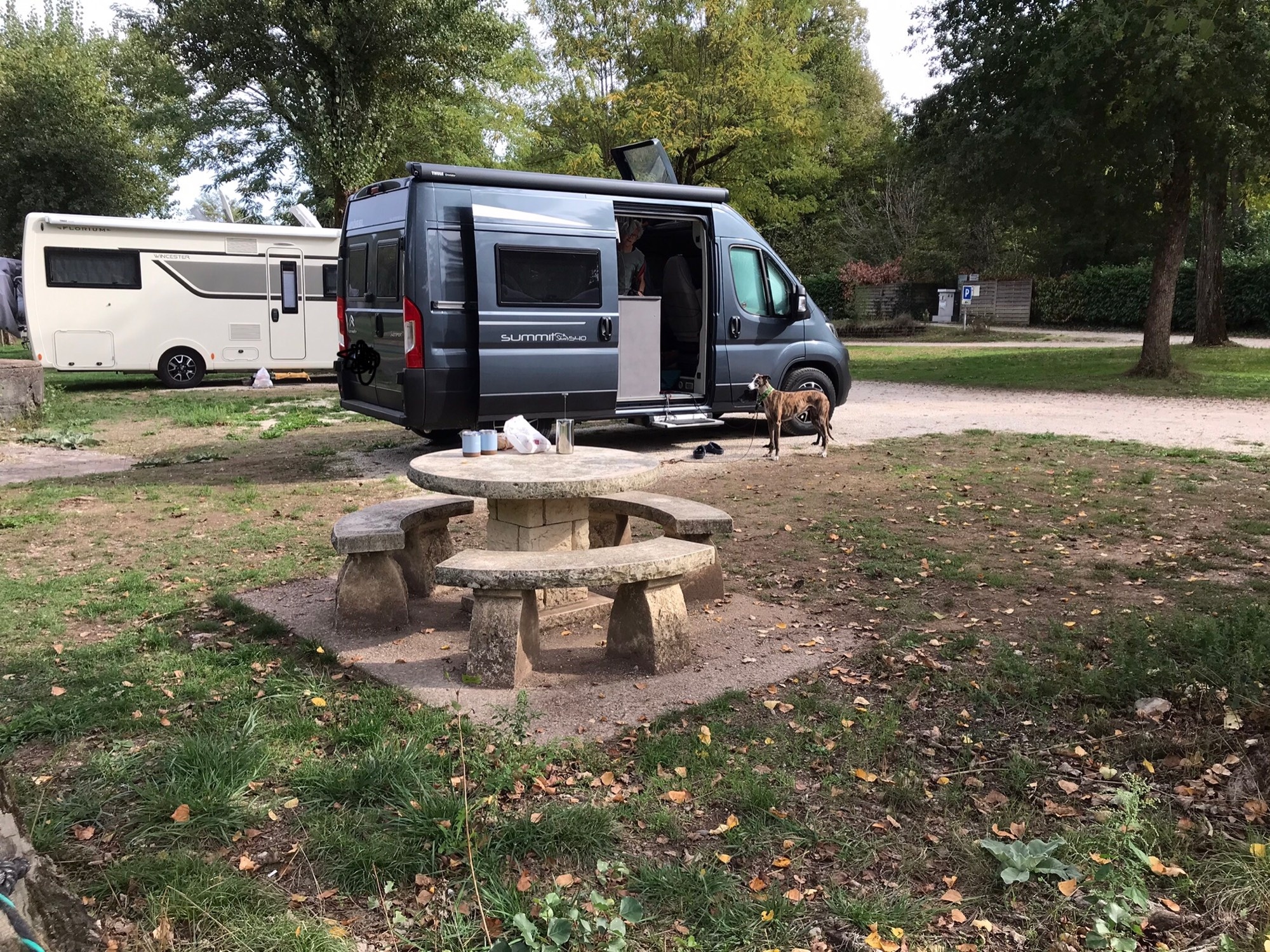 Stellplatz Saint-Cirq-Lapopie — Area Autocaravanas in Saint-Cirq-Lapopie