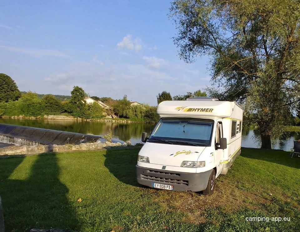 Stellplatz Mazères-sur-Salat — Sp. parking dla kamperów in Mazères-sur-Salat