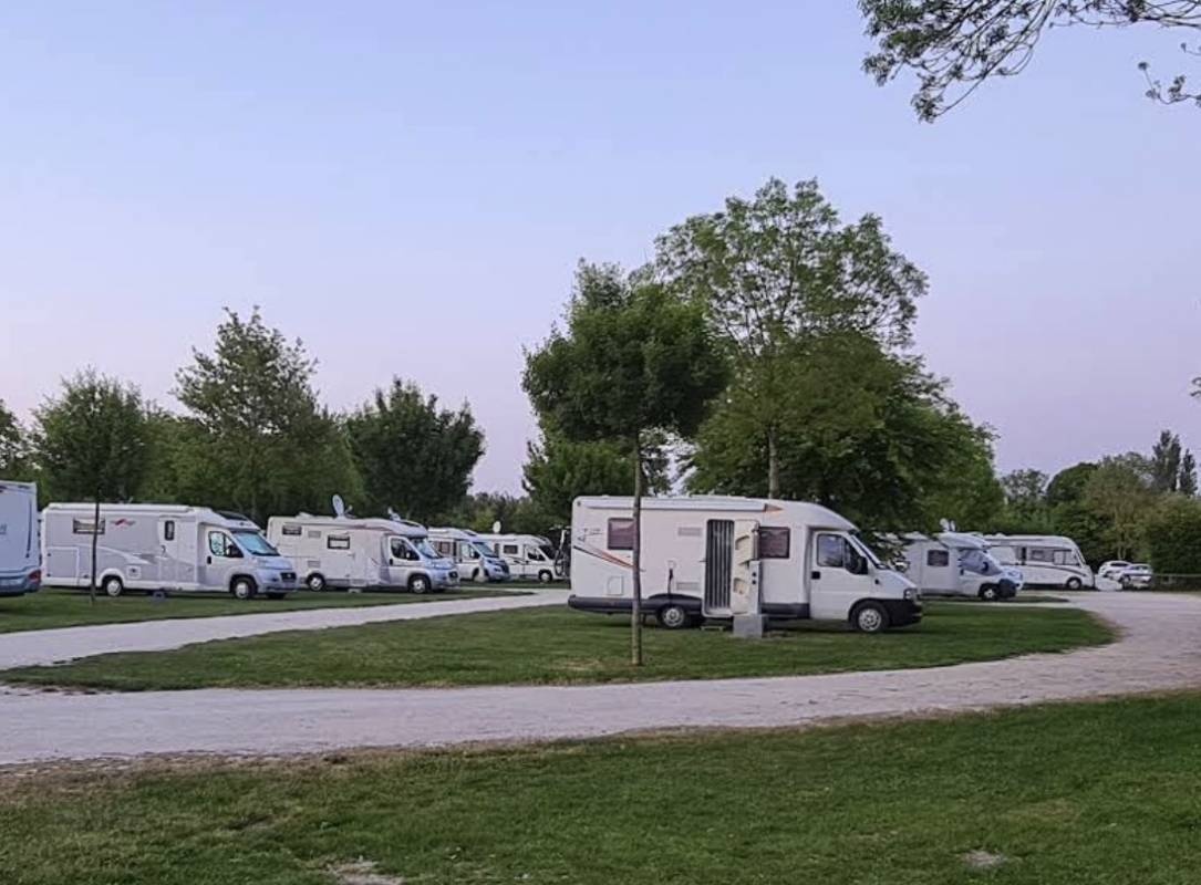 Stellplatz Coulon — Area Autocaravanas in Coulon
