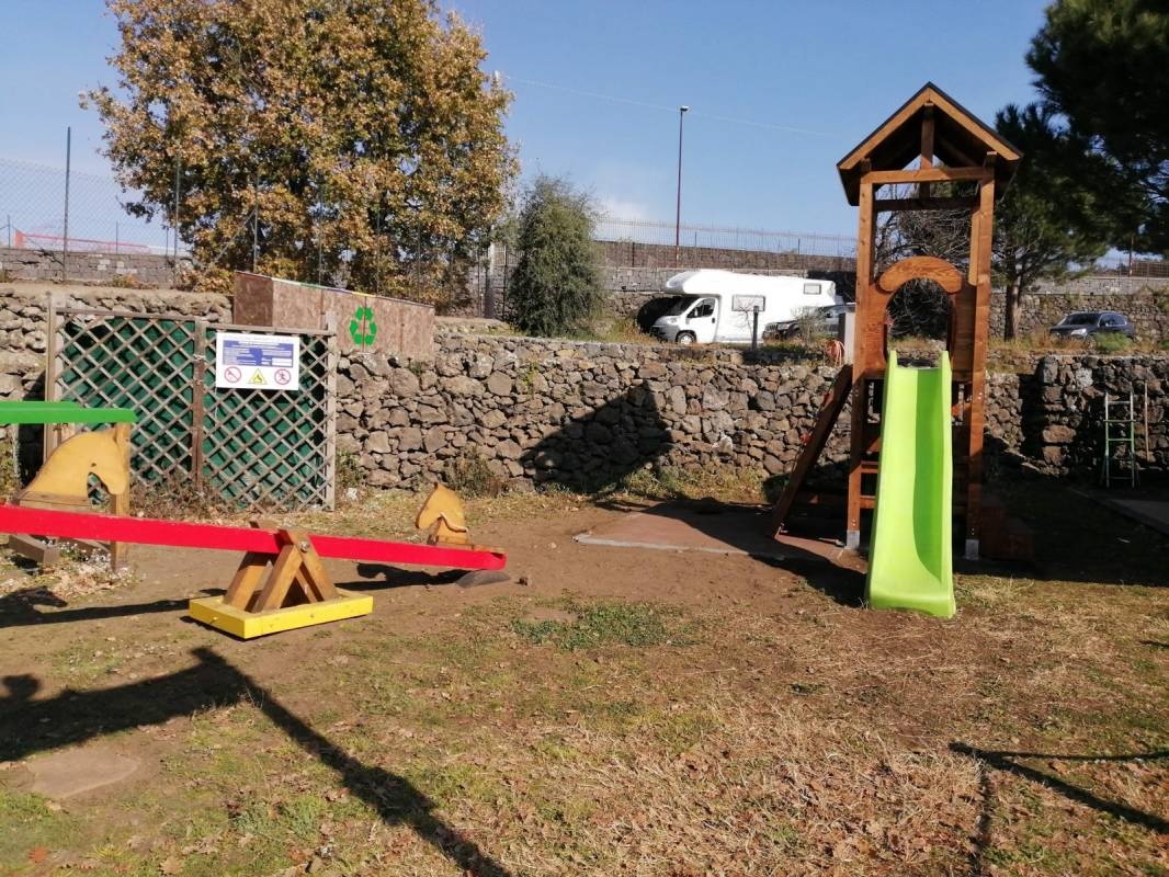 Mons Gibel Camping Park — Sp. parking dla kamperów in Belpasso