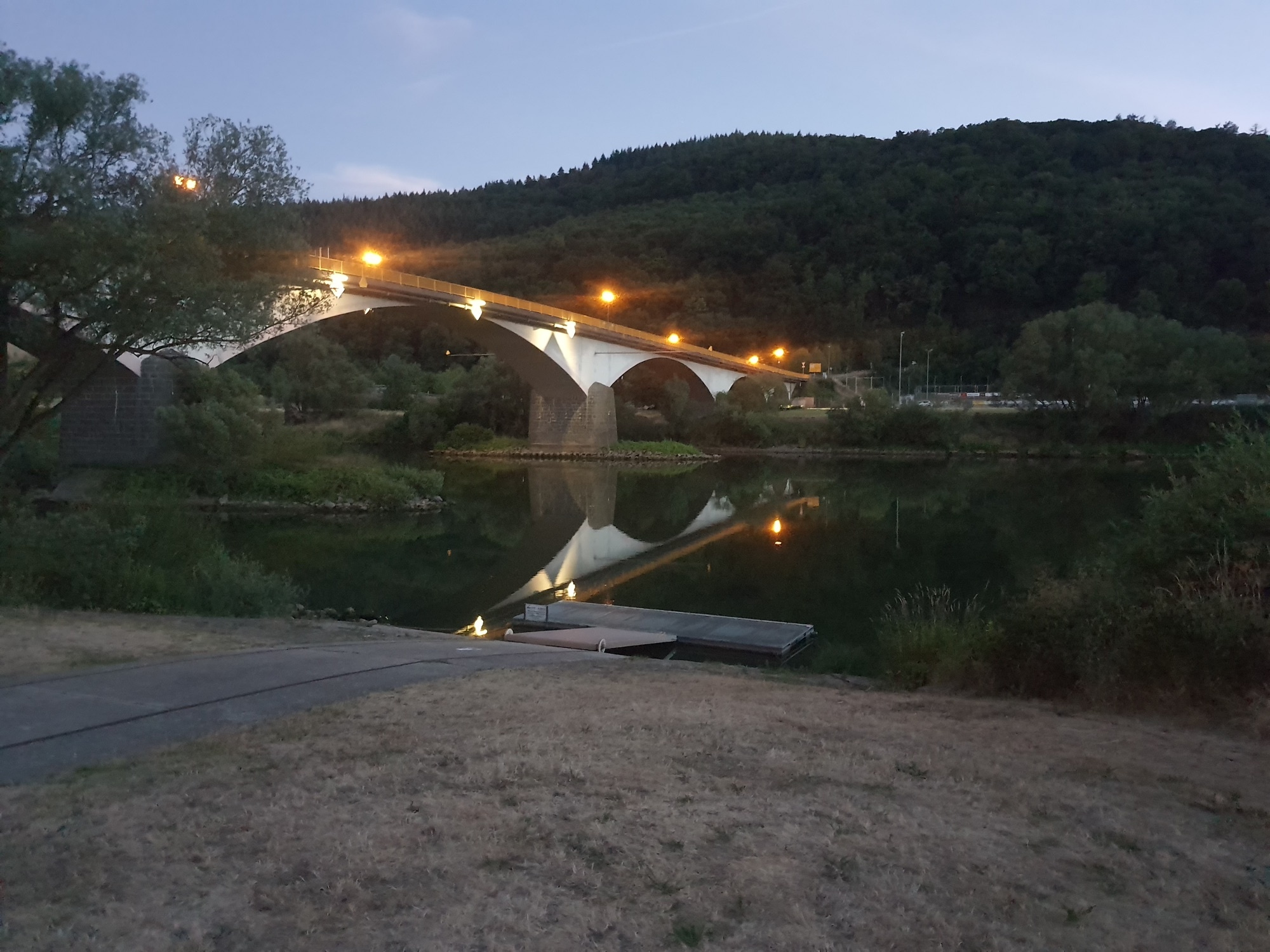 Stellplatz an der Mosel Zeltingen — Stellplatz in Zeltingen-Rachtig