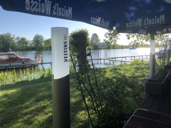 Stellplatz am Restaurant an der Fähre Ketzin/Havel — Ved restaurang in Ketzin/Havel