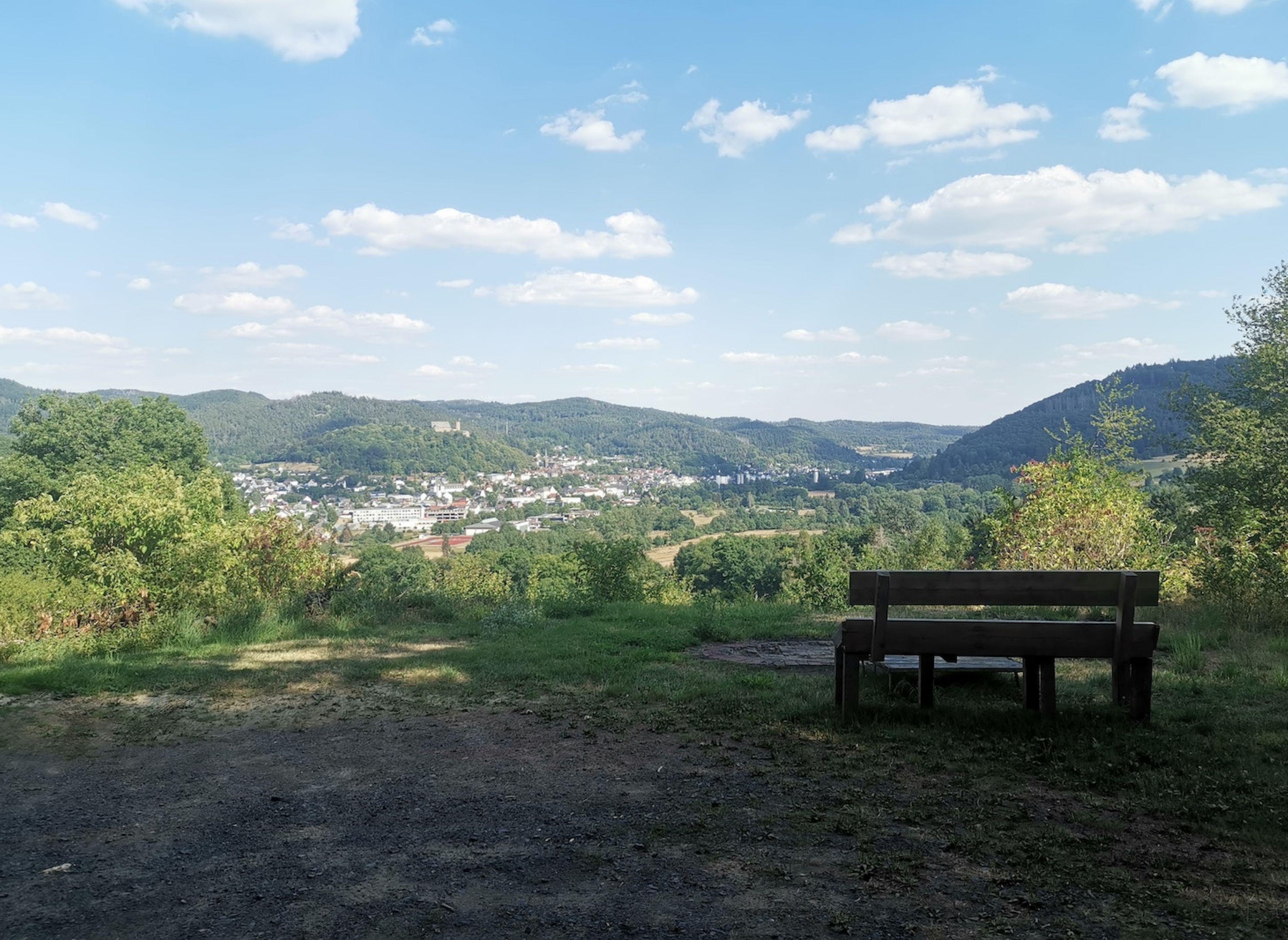 Stellplatz mit Ausblick am Waldrand — Camperplaats in Biedenkopf