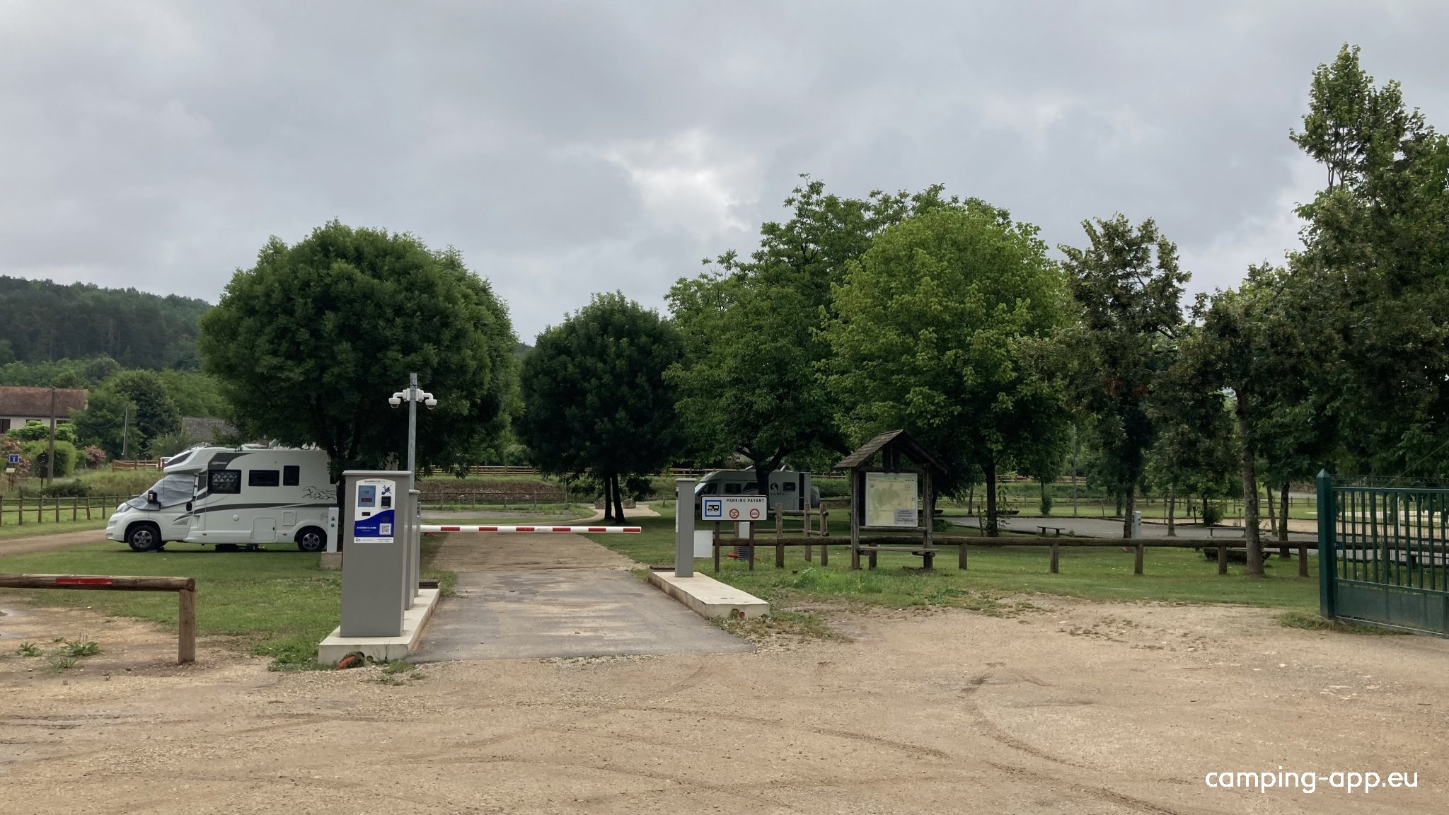 Stellplatz Saint-Léon-sur-Vézère — Campervan Site in Saint-Léon-sur-Vézère