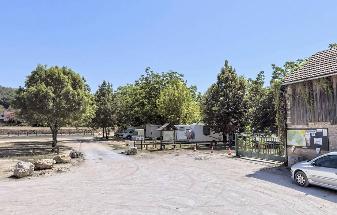 Stellplatz Saint-Léon-sur-Vézère — Ställplats in Saint-Léon-sur-Vézère