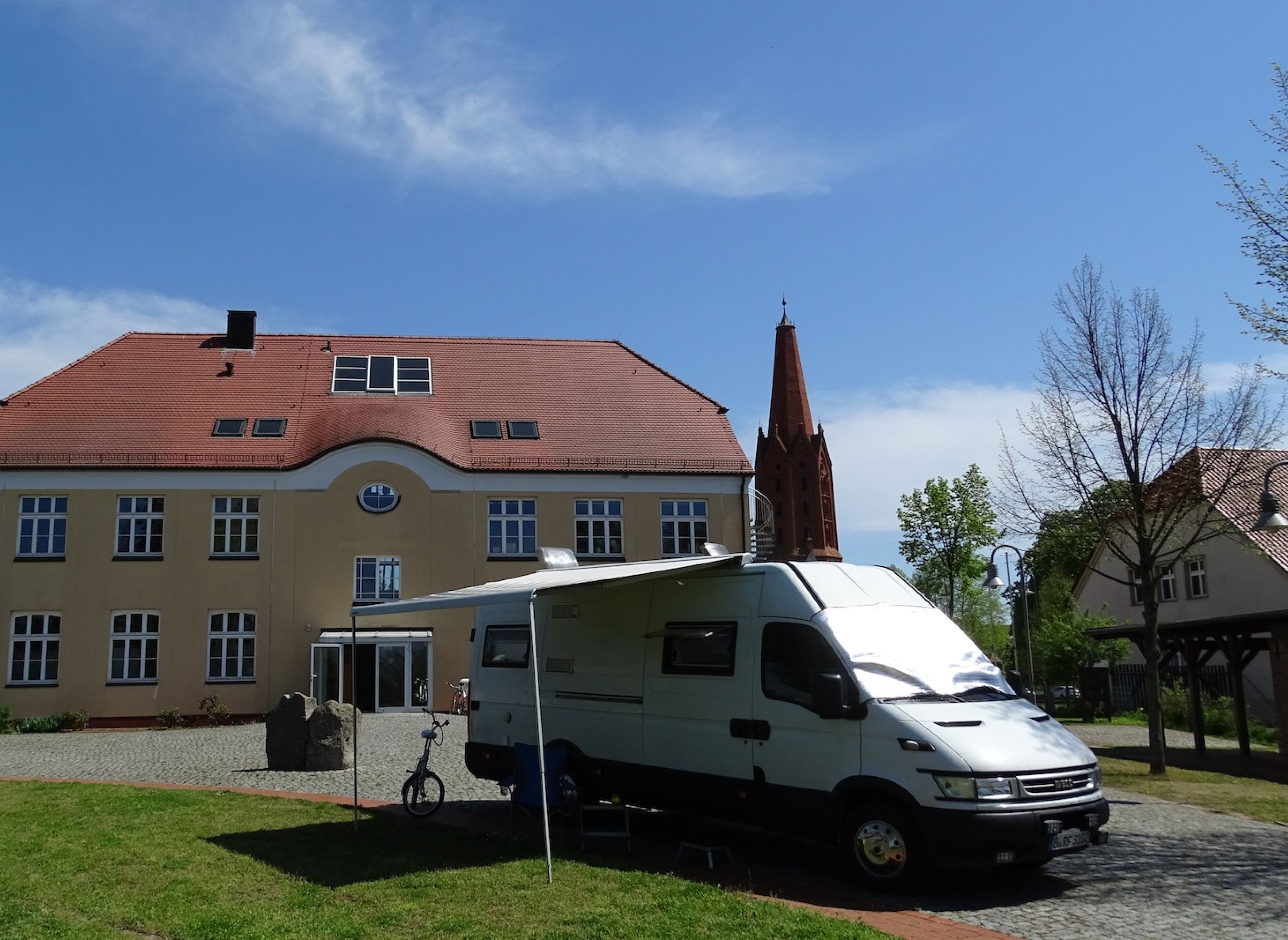 Wiese am Coworking Space — Karavan Sitesi in Letschin