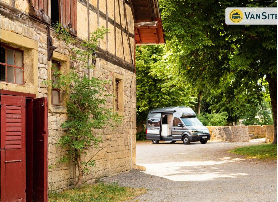 Träumen vor romantischen Schlossmauern — Aire camping car in Unsleben