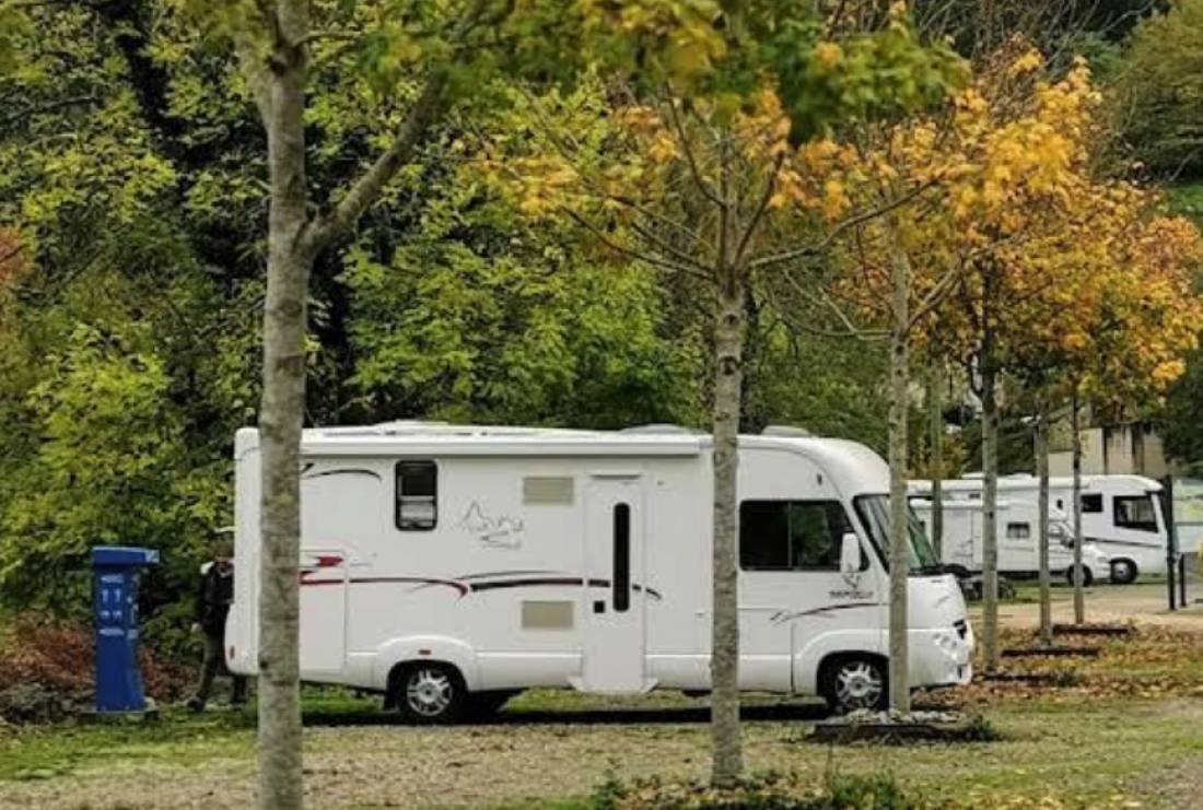 Stellplatz Beaulieu-sur-Dordogne — Ställplats in Beaulieu-sur-Dordogne