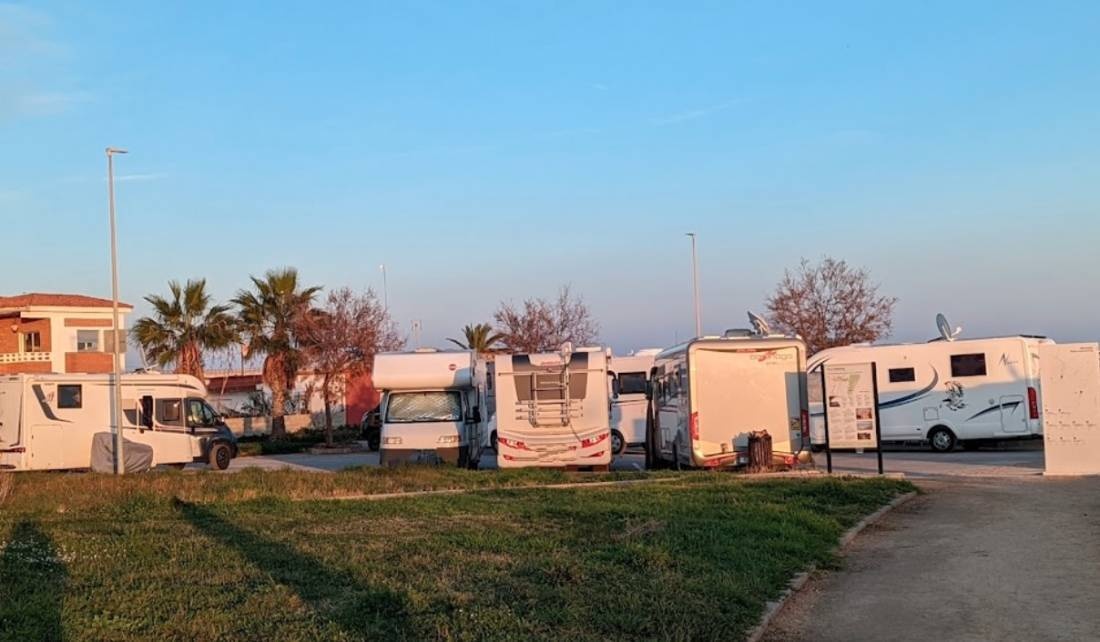 Área de Autocaravanas Playa Casablanca — Parkeringsplass m. overnatting in Casablanca