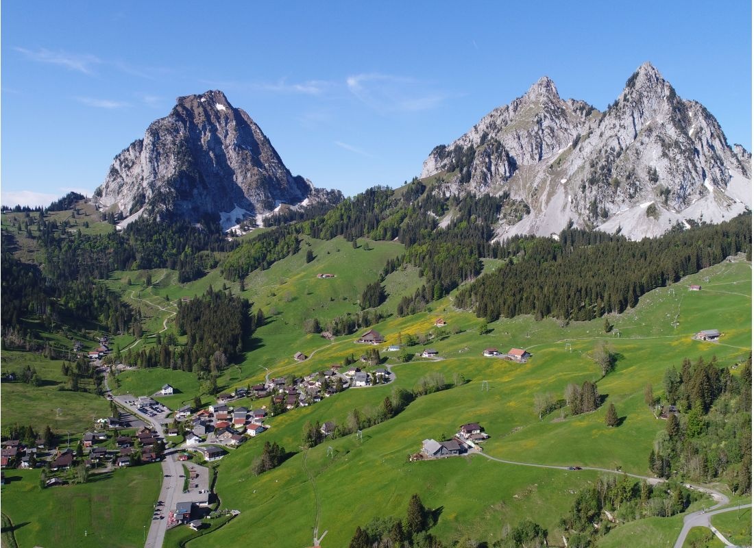 Biohof Trümpis — Sp. parking dla kamperów in Alpthal
