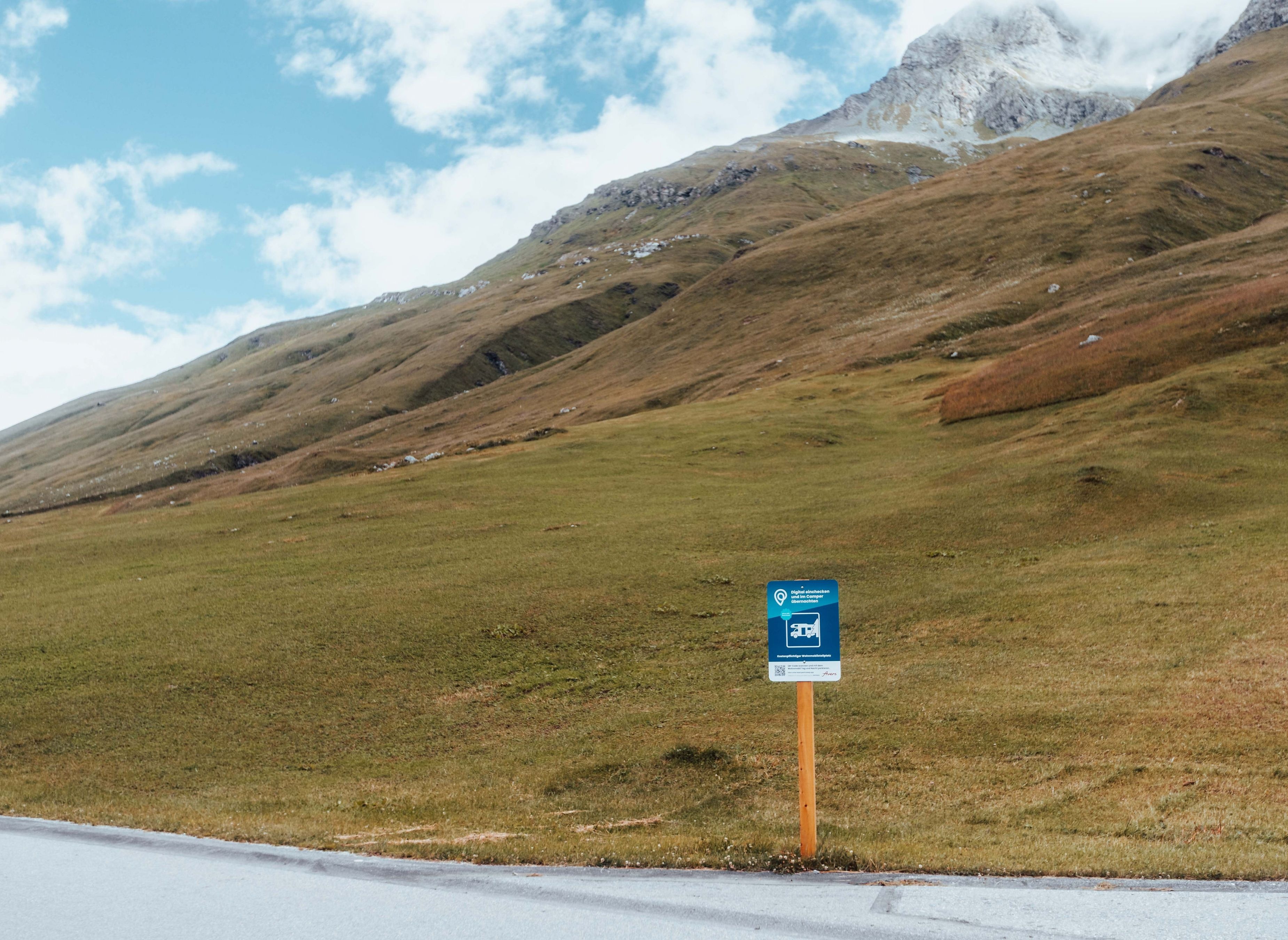 Juf, Parkplatz vor dem Dorf — Camperplads in Juf