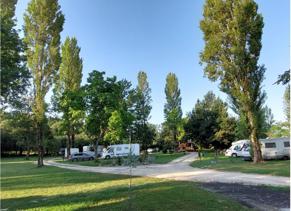 Le chêne liège — Area Autocaravanas in Grignols