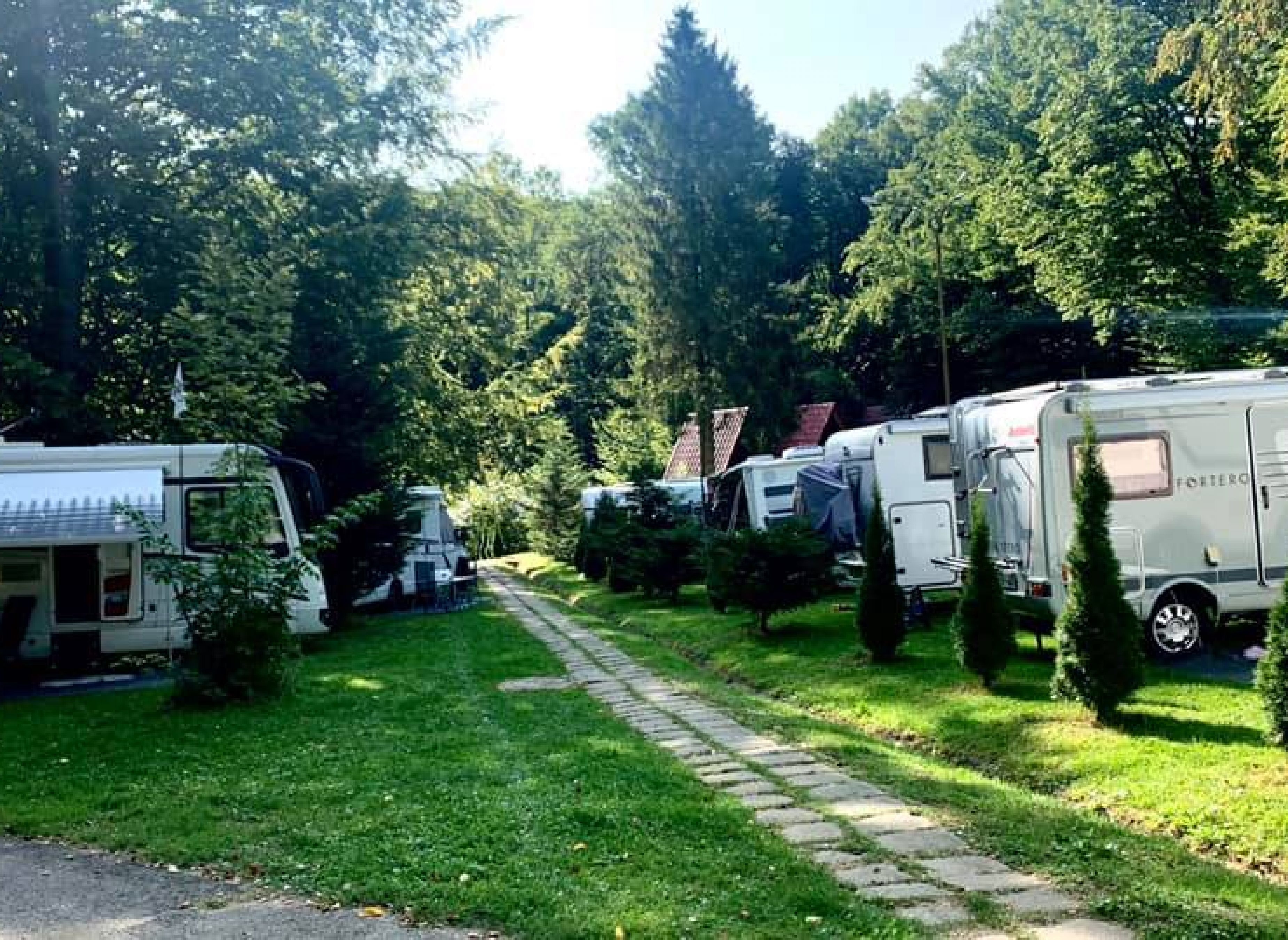 Hollóstetői Hegyi Kemping — Area da campeggio in Brezno