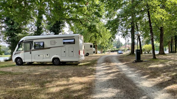 Stellplatz Saint-Laurent-sur-Gorre — Photo 3