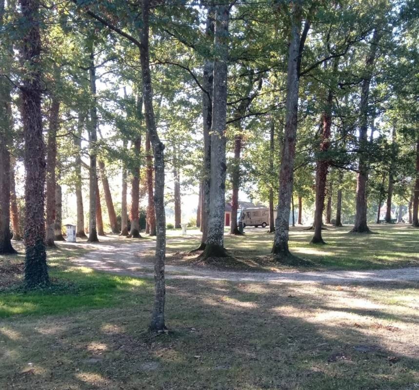 Stellplatz Saint-Laurent-sur-Gorre — Karavan Sitesi in Saint-Laurent-sur-Gorre